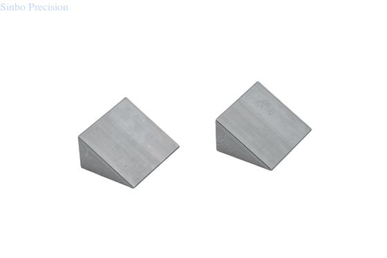Des supports de montage résistants aux intempéries réglables en aluminium pour les systèmes de stockage d'énergie solaire